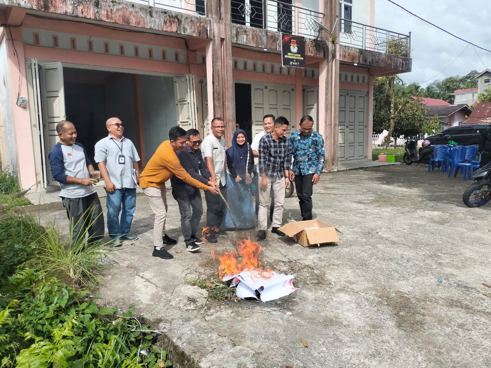 Kasat Intelkam Polres Pasaman Hadiri Pemusnahan Surat Suara Kelebihan dan Rusak pada Pemungutan Suara Ulang (PSU) Pemilihan Dewan Perwakilan Daerah Republik Indonesia (DPD RI) Dapil Provinsi Sumatera Barat.