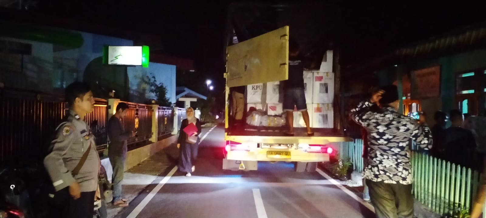 Personil Polres Pasaman Kawal Pendistribusian Logistik (PSU) Pemungutan Suara Ulang Tahun 2024 dari KPU Pasaman ke PPS Sekecamatan Dua Koto