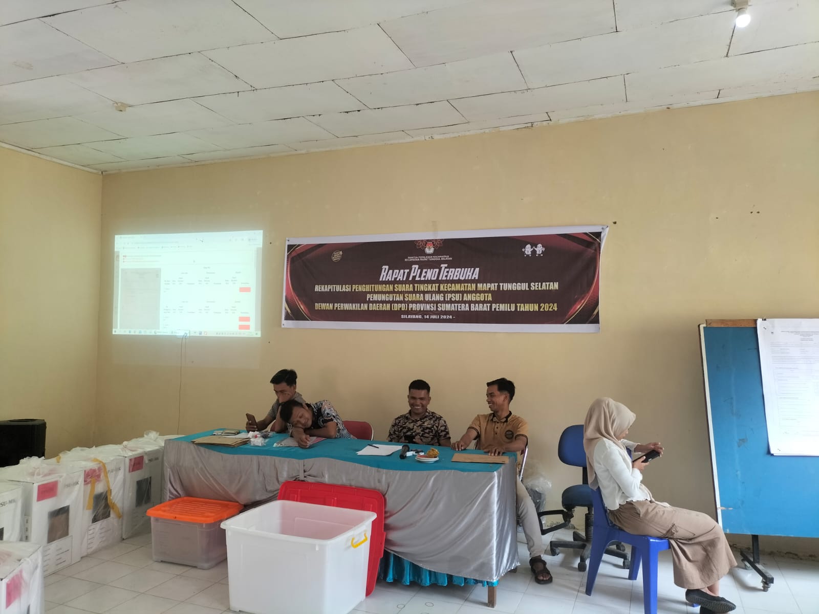 RAPAT PLENO TERBUKA REKAPITULASI PENGHITUNGAN SUARA (PSU) DPD RI TAHUN 2024 di KEC. MAPAT TUNGGUL SELATAN. 