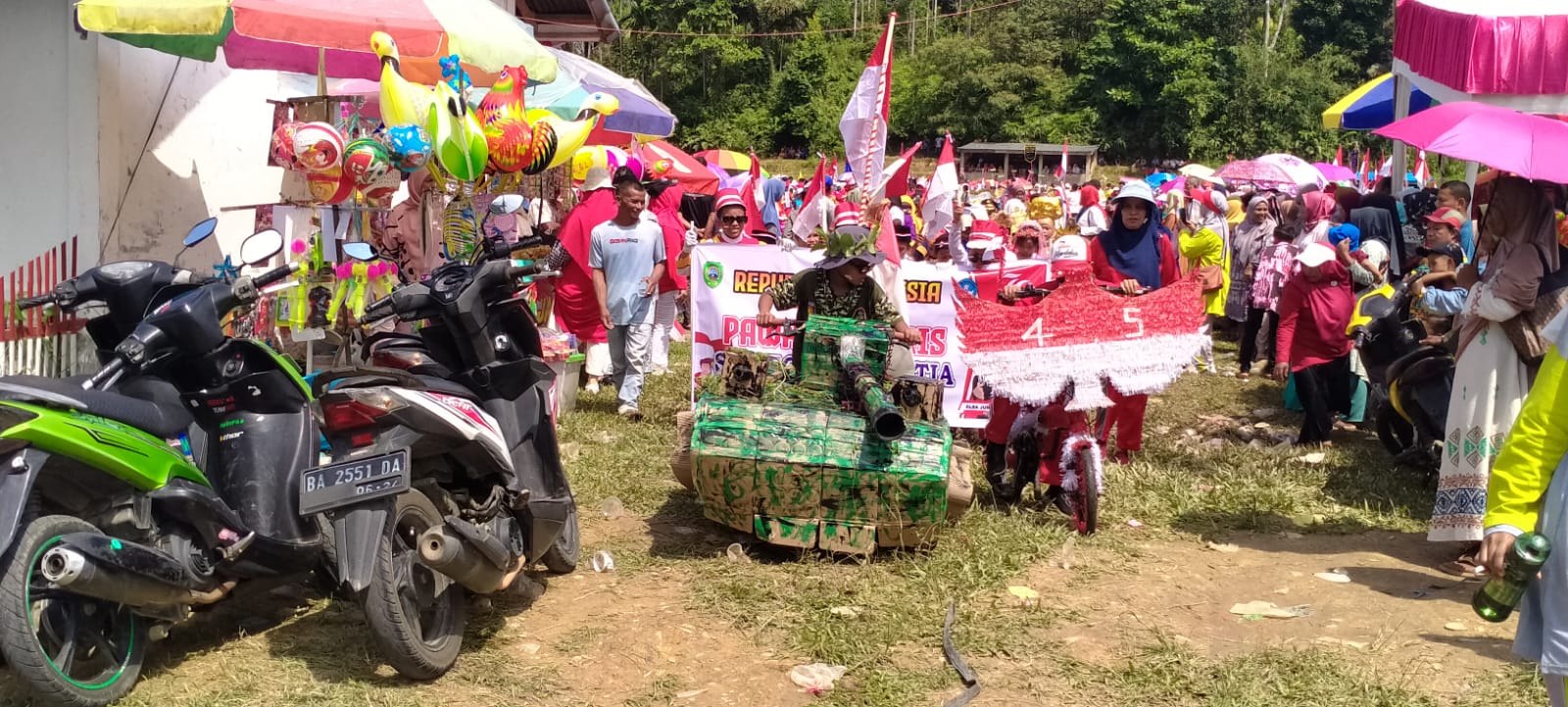 Personil Polsek Dua Koto, melaksanakan Pengamanan Pawai Alegoris.