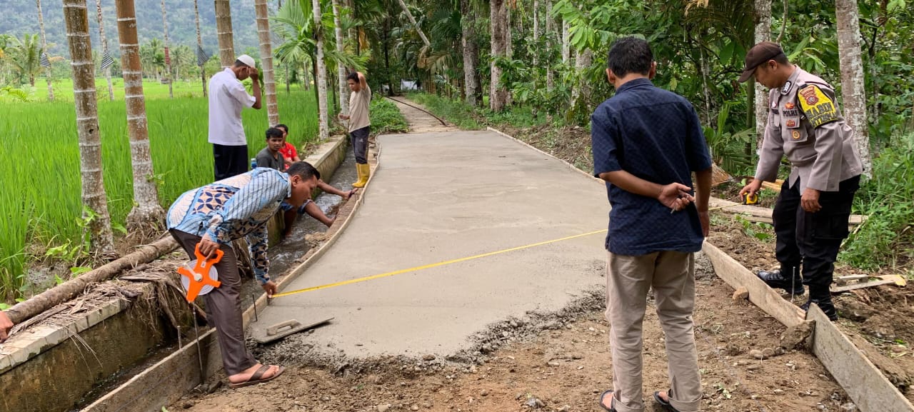 Bhabinkamtibmas Nagari Aia Manggih Monitoring dan Evaluasi (Monev) kegiatan Fisik Nagari Aia Manggih Utara 