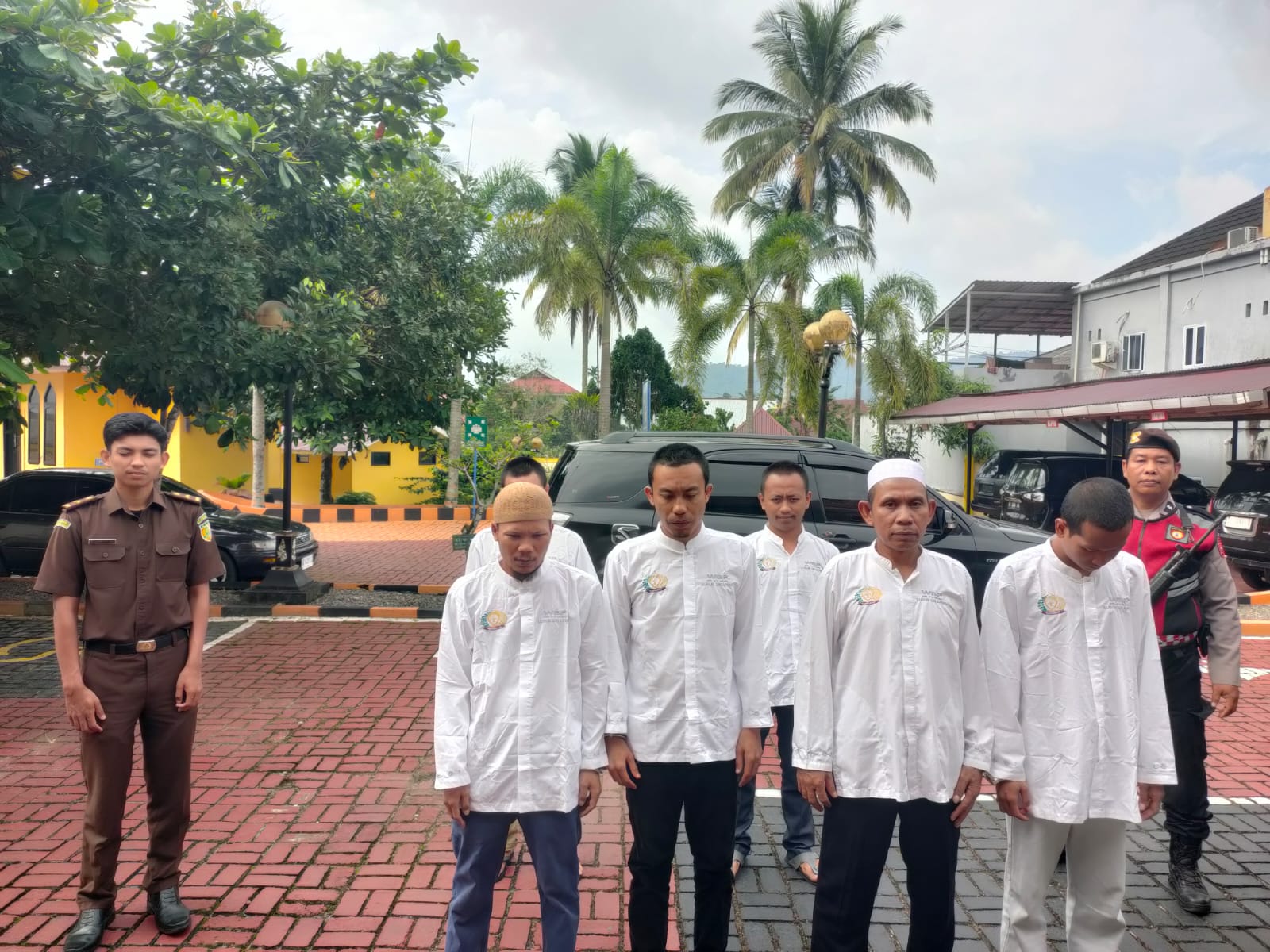 SAT SAMAPTA POLRES PASAMAN KAWAL TAHANAN DI PENGADILAN NEGERI LUBUK SIKAPING