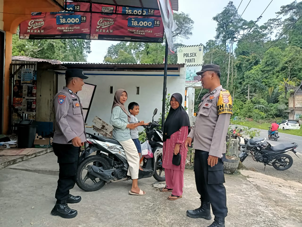 Bhabinkamtibmas Nagari Bahagia  Menyambangi warga  Binaan  dalam rangka HARKAMTIBMAS