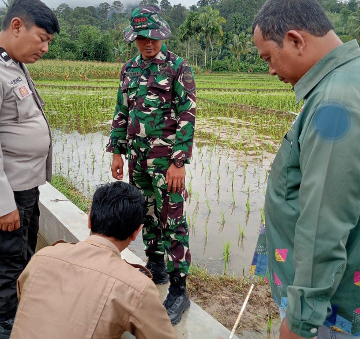 Bhabinkamtibmas monitoring  Pembangunan Tali Banda Cangkiang Nagari Alahan Mati 