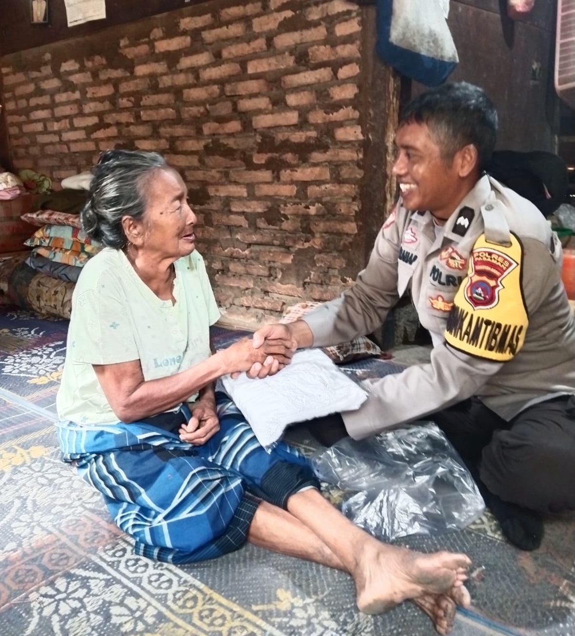 Bhabinkamtibmas Nagari lubuak Gadang Serahkan Sarana Kontak kepada  Warga Binaan,