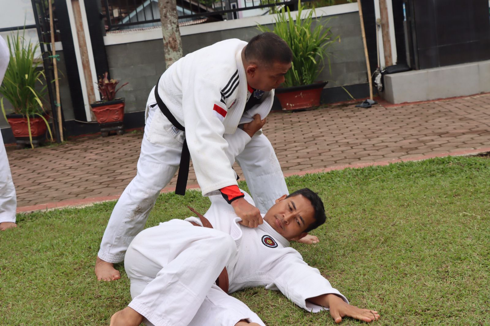 Polres Pasaman  Latihan Beladiri Polri Tingkatkan Kemampuan Diri Personel