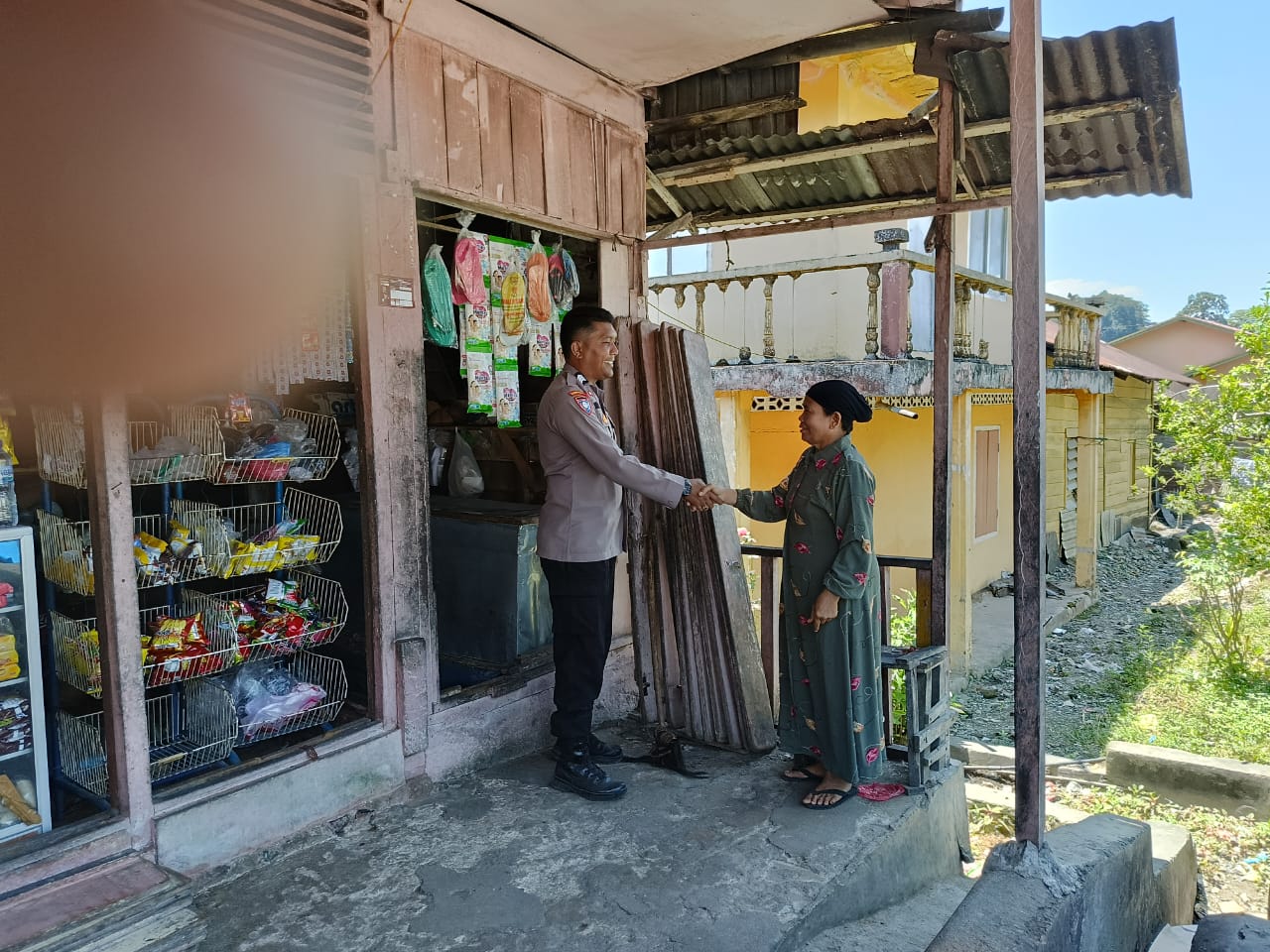 Bhabinkamtibmas Nagari Panti THTS sembari menyambangi warga Terminal Panti Jorong Murni Nagari Panti