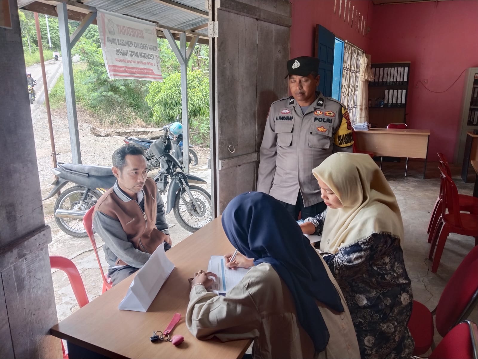 Bhabinkamtibmas Po;sek Mapat Tunggul Sambangi Masyarakat Nagari lubuk gadang . 