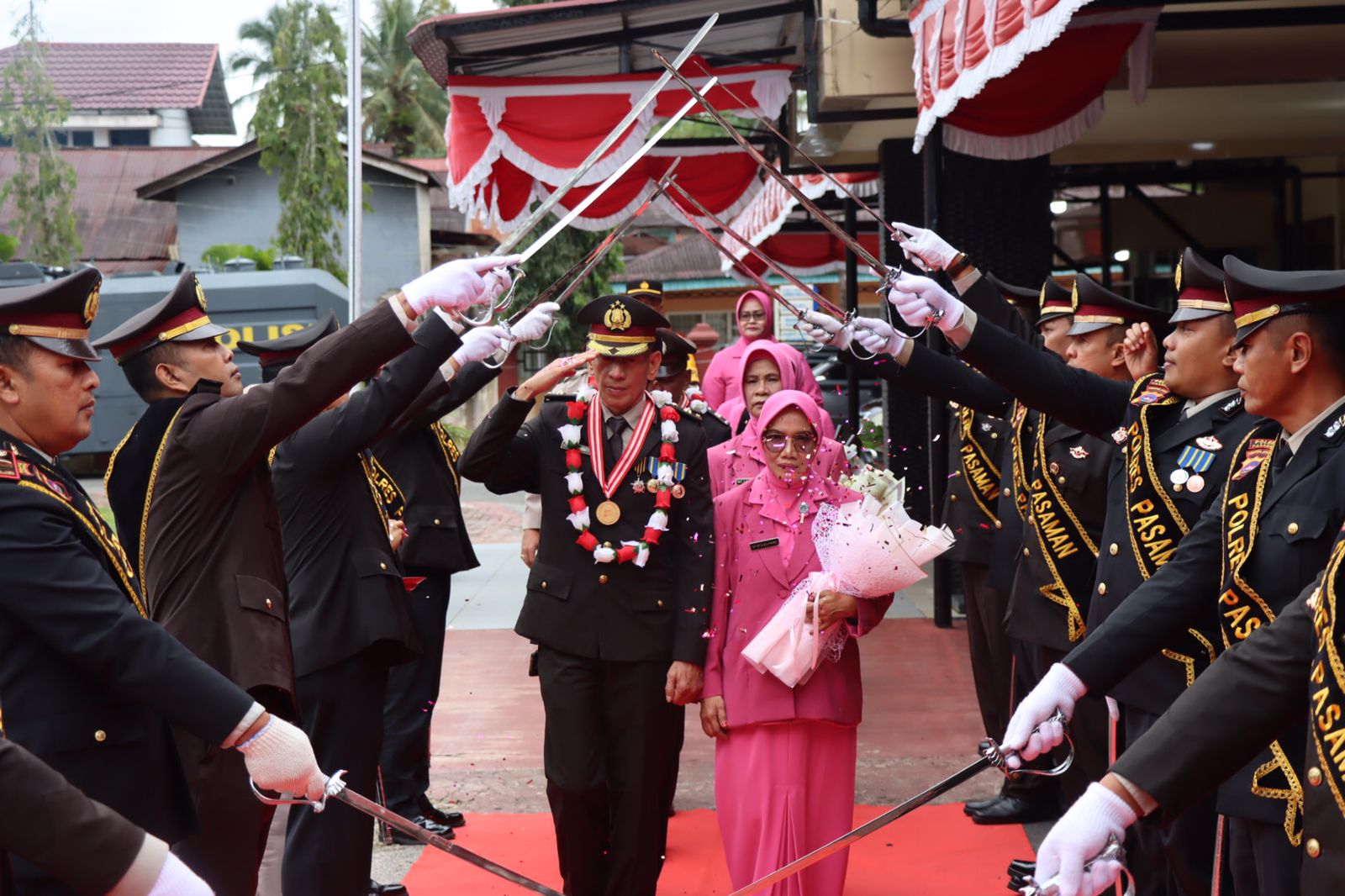 Tradisi Pedang Pora Iringi Wisuda Purna Bakti Empat Personel Polres Pasaman, 