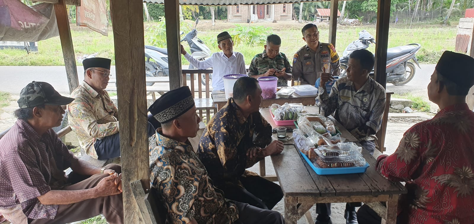 Bhabinkamtibmas Memberikan himbauan Jaga Kamtibmas Di Lingkungan  Waspada Terhadap cuaca ekstrem