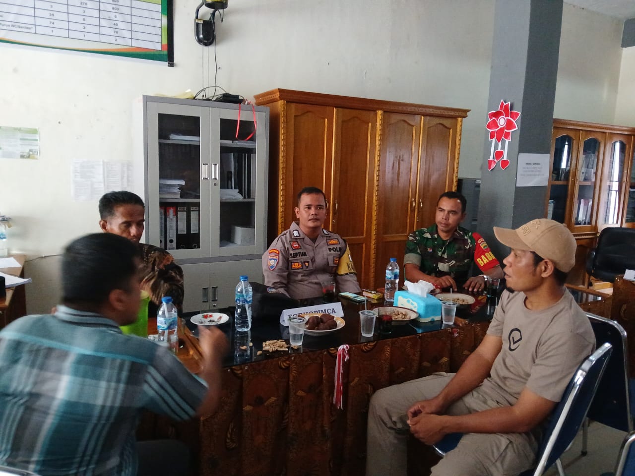 Bhabinkamtibmas mengajak Warga Jangan melanggar hukum Dengan Pinjaman online, Judi online 