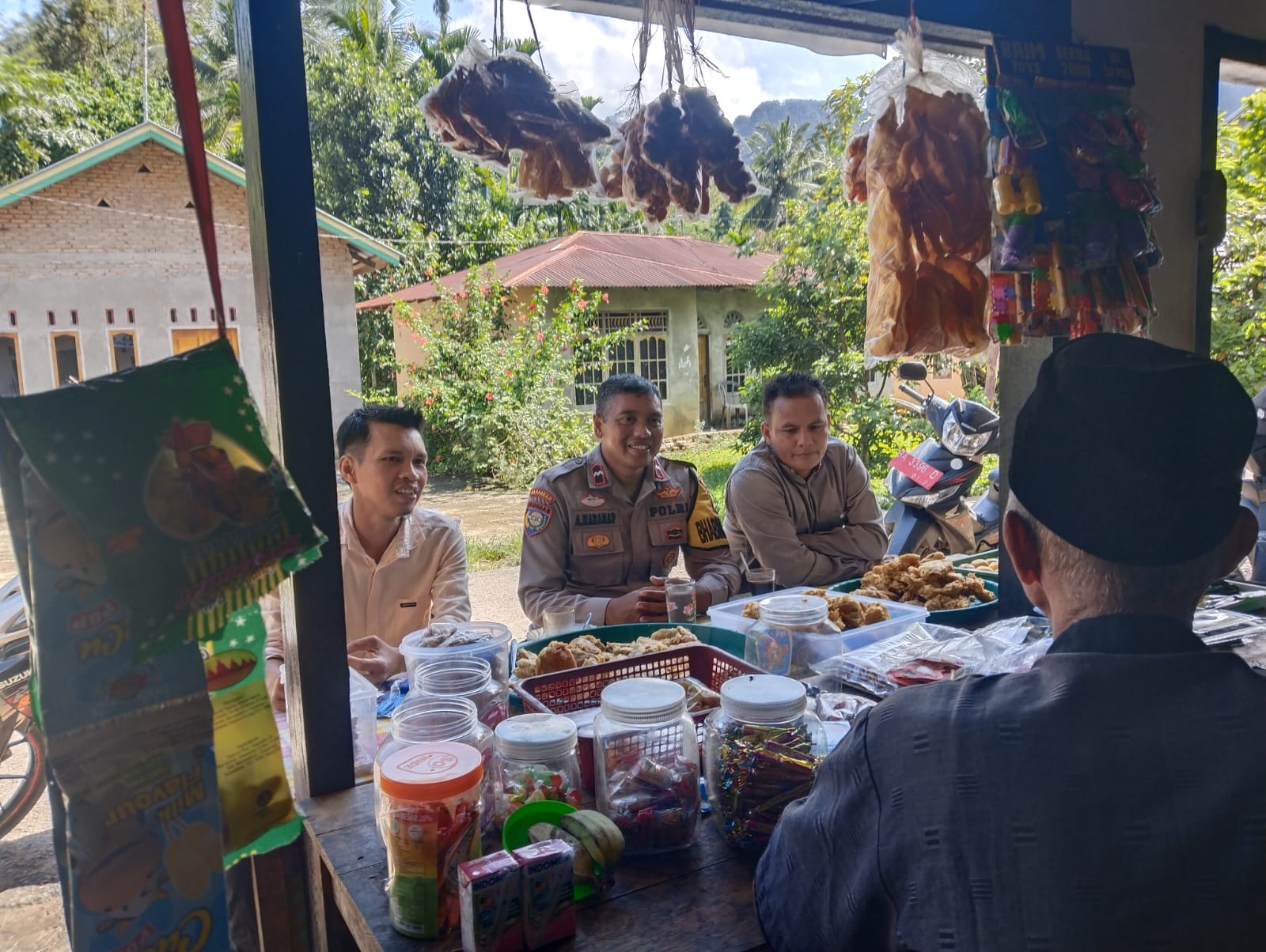 Bhabinkamtibmas Polsek Mapat Tunggul Sambangi Warga Binaan  masyarakat  Nagari lubuk gadang . 