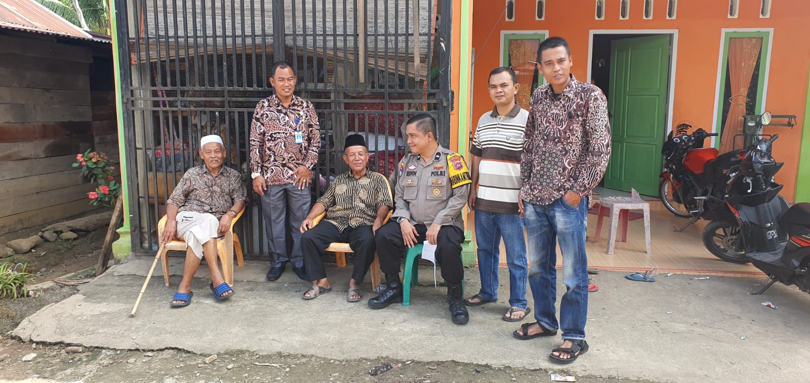 Bhabinkamtibmas  Mengajak  Masyarakat  Bersama Menjaga Kamtibmas Menuju Pemilu Kepala Daerah Serentak 2024. 