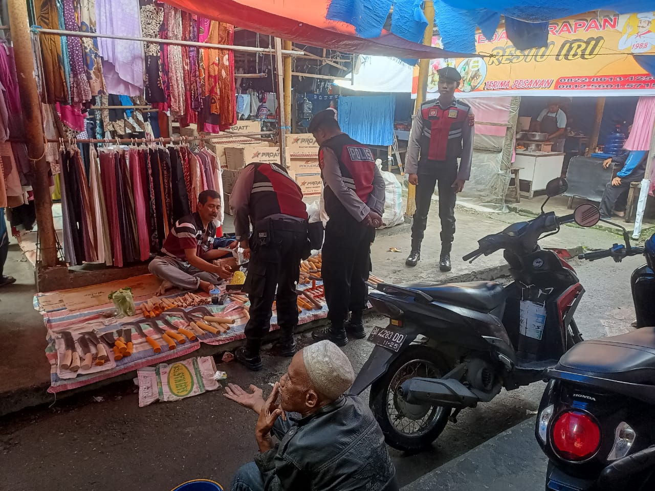 Kasat Samapta IPTU YUFRIZAL bersama anggota Patroli Dialogis serta  himbauan Kamtibmas di Seputaran Kota lubuk sikaping.