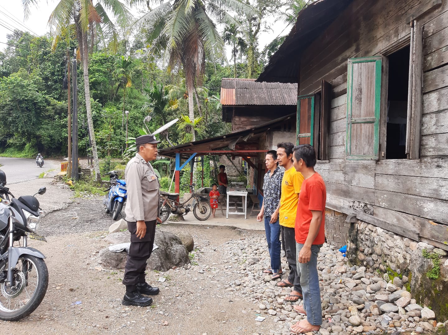Bhabinkamtibmas polsek Bonjol Menyambangi para pemuda di Jorong Padang Laweh Nagari Ganggo Hilia
