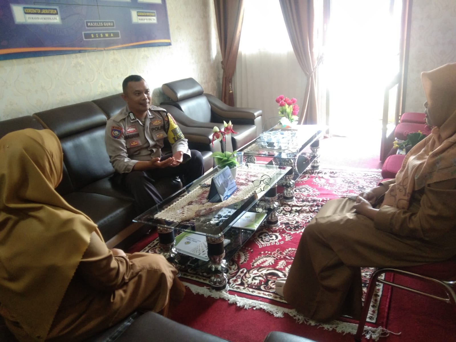 Bhabinkamtibmas Nagari Aia Manggih Koordinasi Masalah Harkamtibmas Dengan Pihak SMAN 2 Lubuk Sikaping