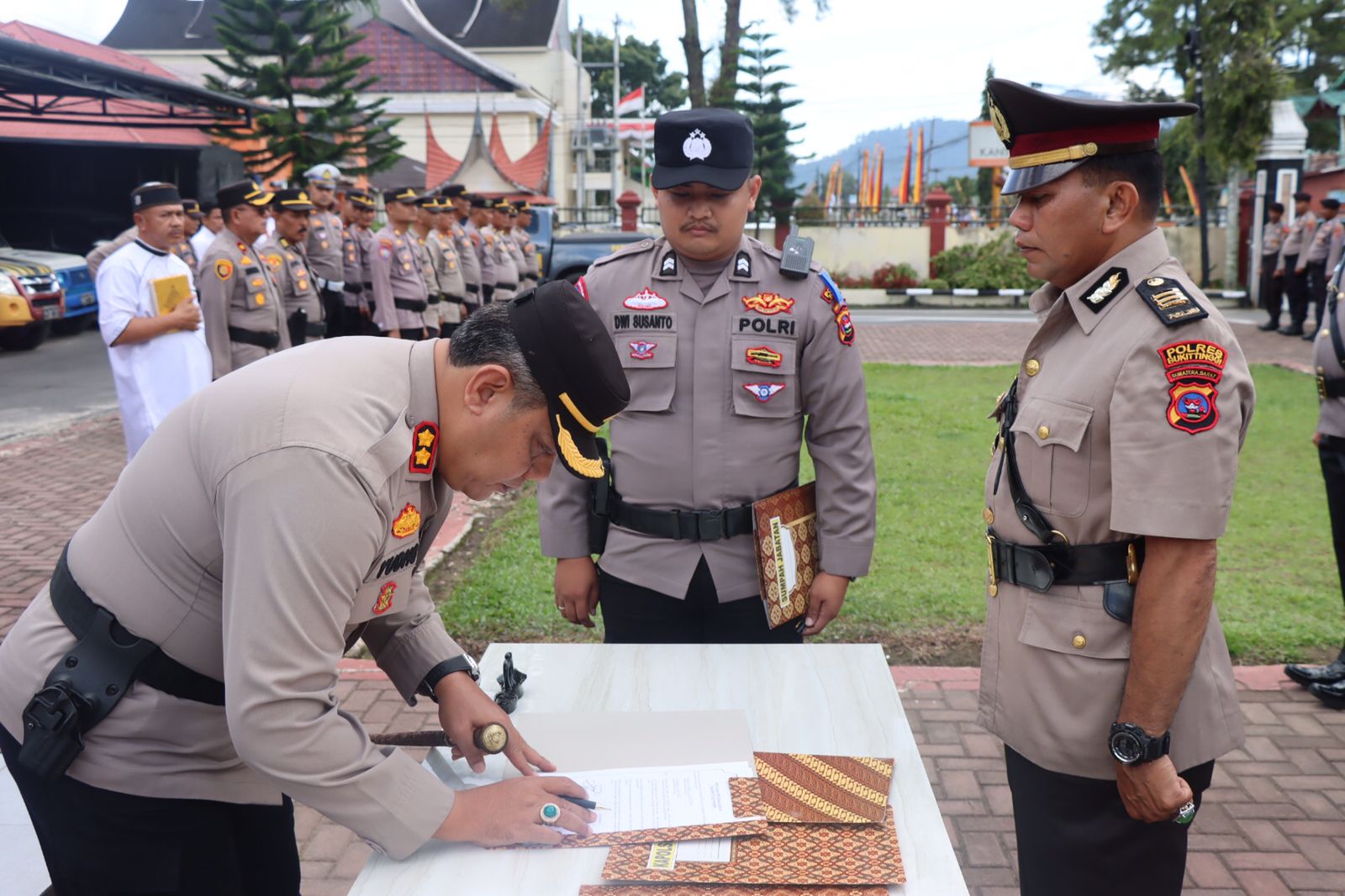 Kapolres Pasaman,AKBP.Yudho Huntoro S.I.K, M.I.K  Pimpin Upacara serah terima jabatan Kabag , Kasat dan sejumlah Kapolsek 