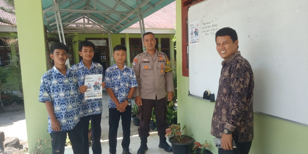 Bhabinkamtibmas Sosialisasi Kampanye Proaktif Penerimaan Polri TA. 2025 kepada Guru dan Siswa. SMAN 1 Tigo Nagari 