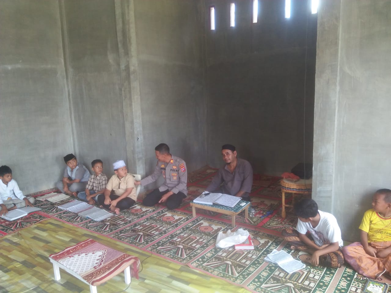 Kapolsek Mapat Tunggul  Motivasi Anak - anak di TPQ Mushollah Al-Falah 