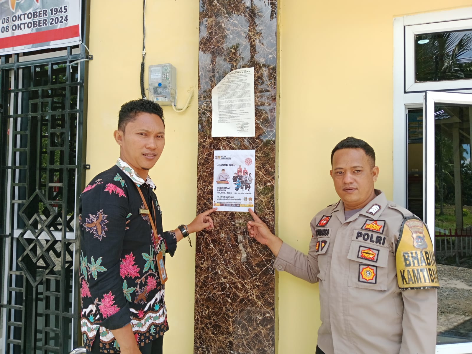 Bhabinkamtibmas Nagari Ganggo Mudiak  Pasang Brosur Penerimaan Polri dikantor Wali Nagari
