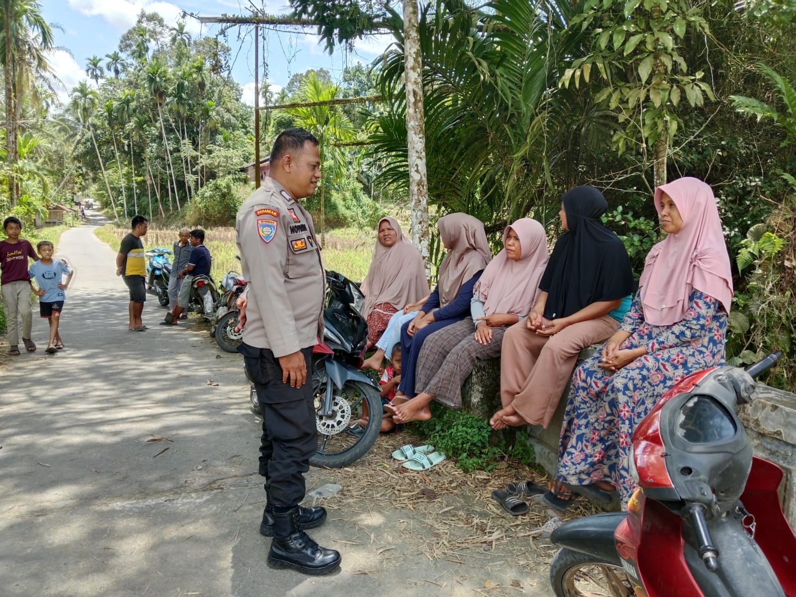  Bhabinkamtibmas Bripka Novi  Ardi. Melaksanakan DDS dengan masyarakat Jrg Lubuak Ambacang nagari Ganggo  mudiak