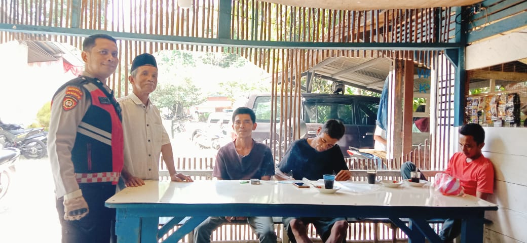 Kanit Samapta Polsek Mapat Tunggul AIPDA YUMITRIL melaksanakan giat Patroli Dialogis serta himbauan Harkamtibmas di Lubuak Gadang 