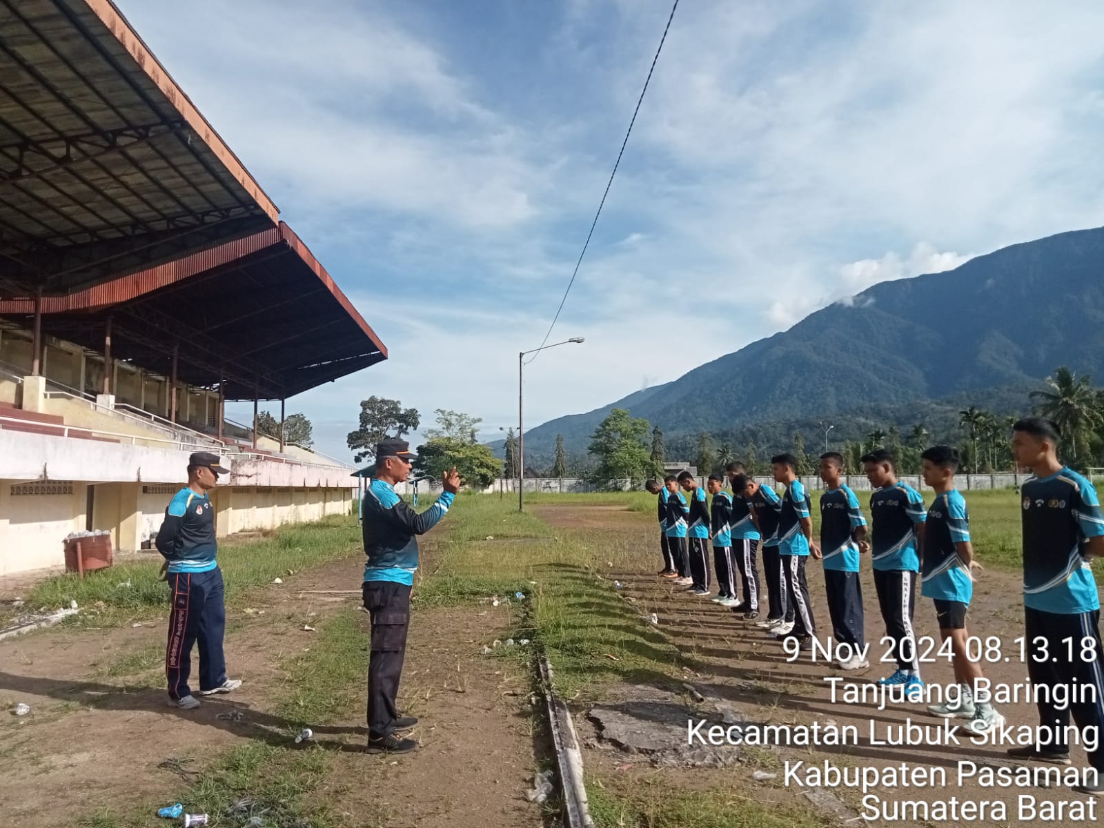 Anggota Sat Binmas  melaksanakan Pembinaan dan Pelatihan  Bagi Pelajar SMA N 1 Lubuk Sikaping 