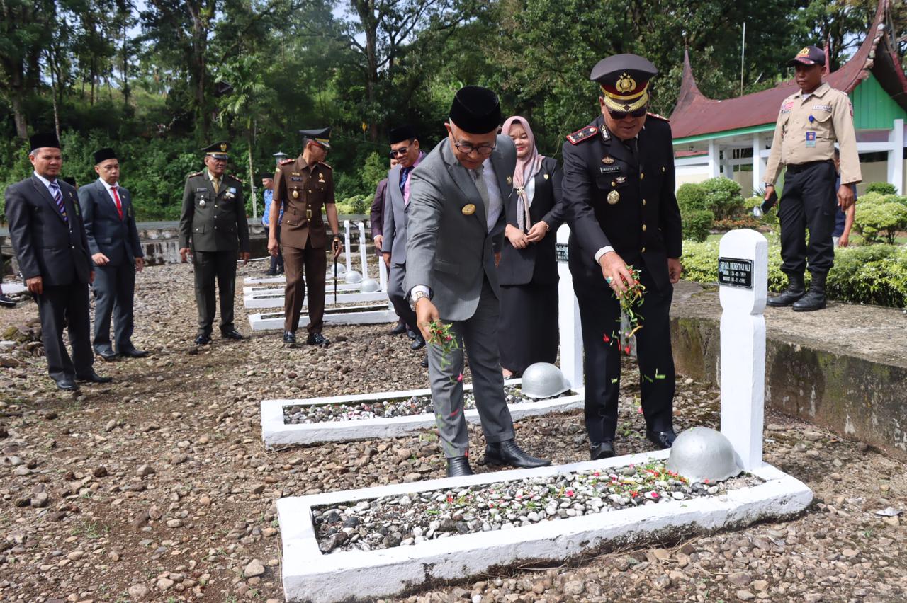 Wakapolres Pasaman  Peringati Hari Pahlawan Ziarah Ke Taman Makam Pahlawan (TMP) Syuhada Bakti