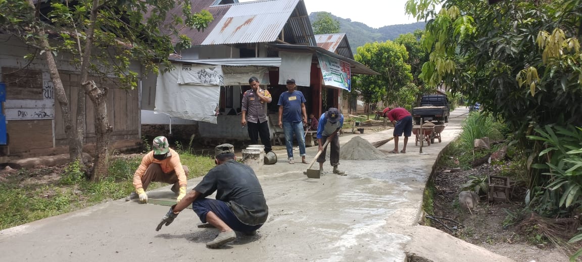 Bhabinkamtibmas Nagari Tanjung Betung  Memperbaiki jalan Kampung Sawah Torok Dengan kerja bakti bersama sama masyaraka