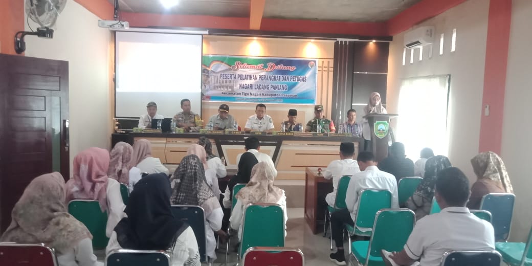 bhabinkamtibmas Memberikan Himbauan dan sosialisasi terhadap masyarakat tentang situasi yang saat ini berkembang. 