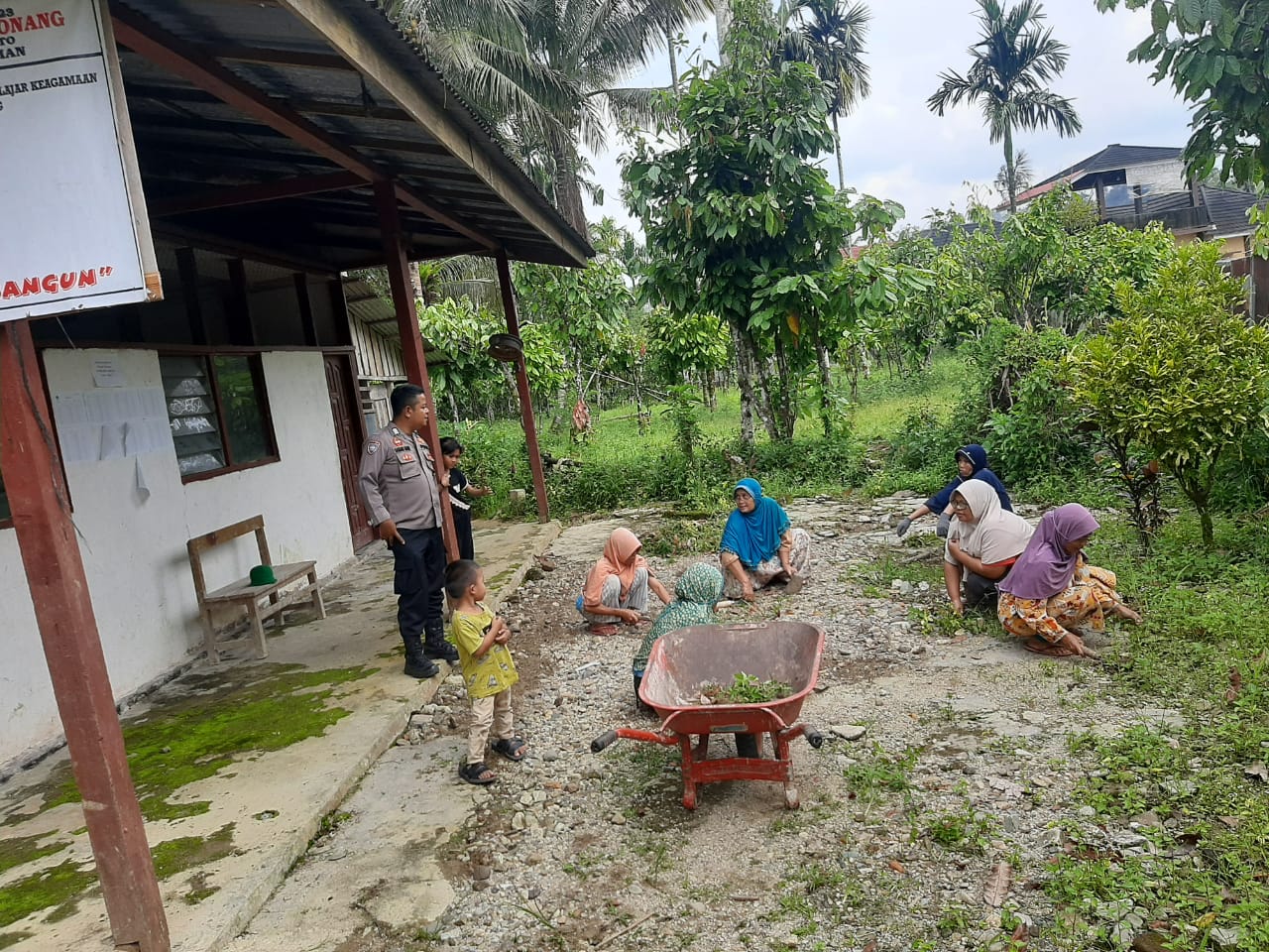 Bhabinkamtibmas Nagari Simpang Tonang  Ajak Warga Memanfaatkan lahan pekarangan rumah