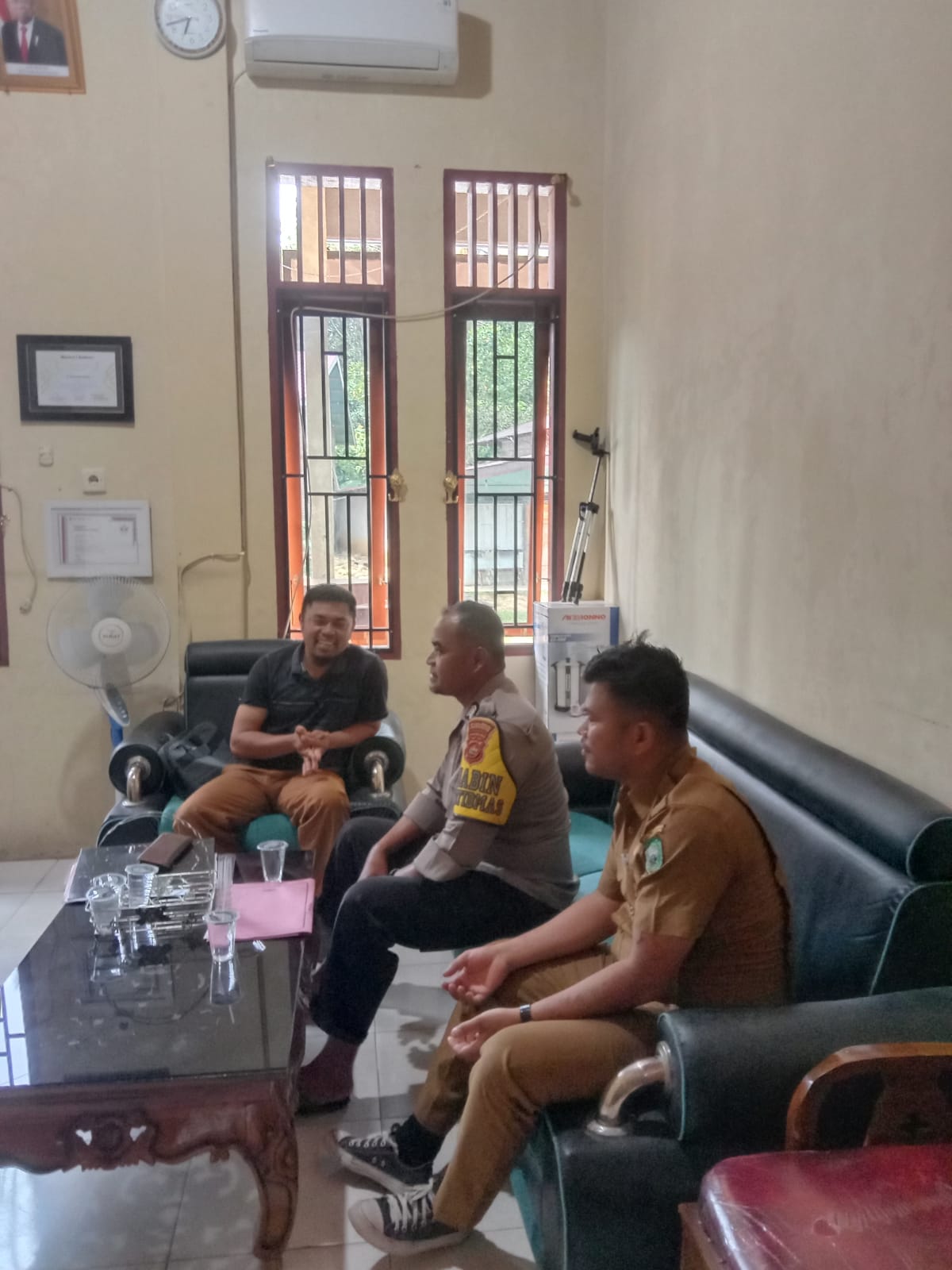 Bhabinkamtibmas Nagari Pintu Padang  sambangi Staf Wali Nagari 