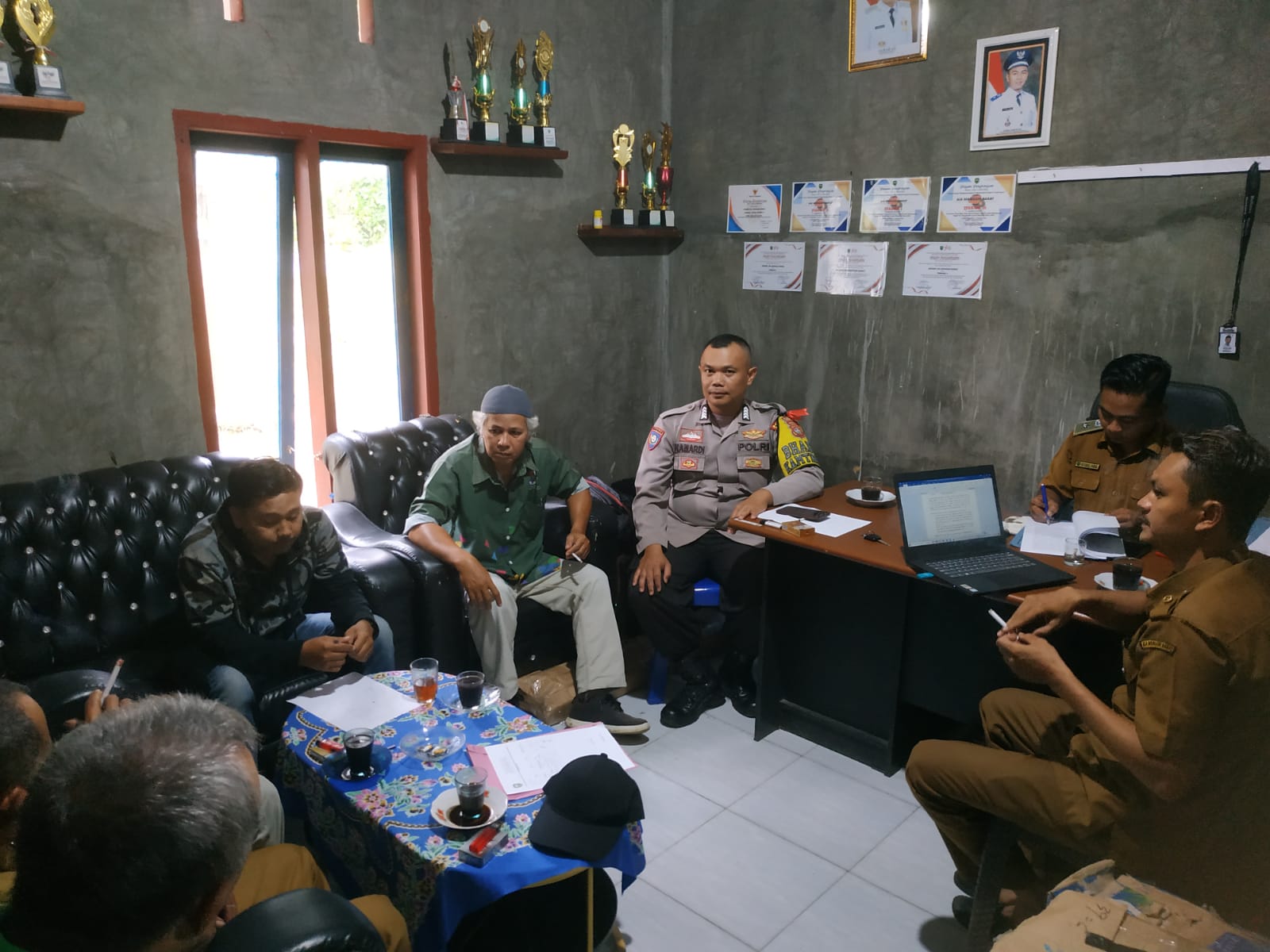 Bhabinkamtibmas Sambangi Masyarakat dalam upaya Pembinaan Dan Edukasi