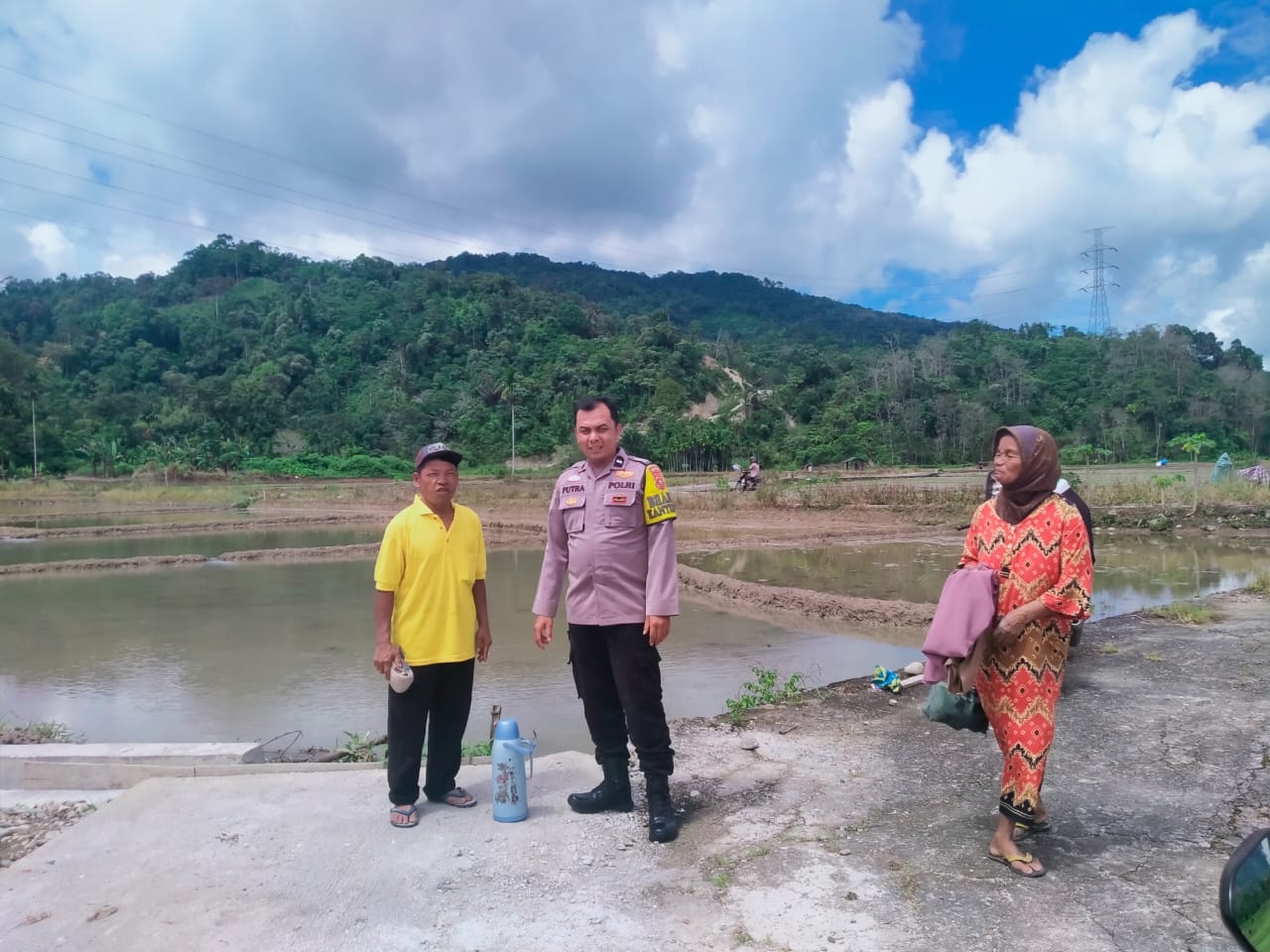 Bhabinkamtibmas Nagari Durian Tinggi Meningkatkan kewaspadaan masyarakat yang tinggal di daerah pinggir sungai