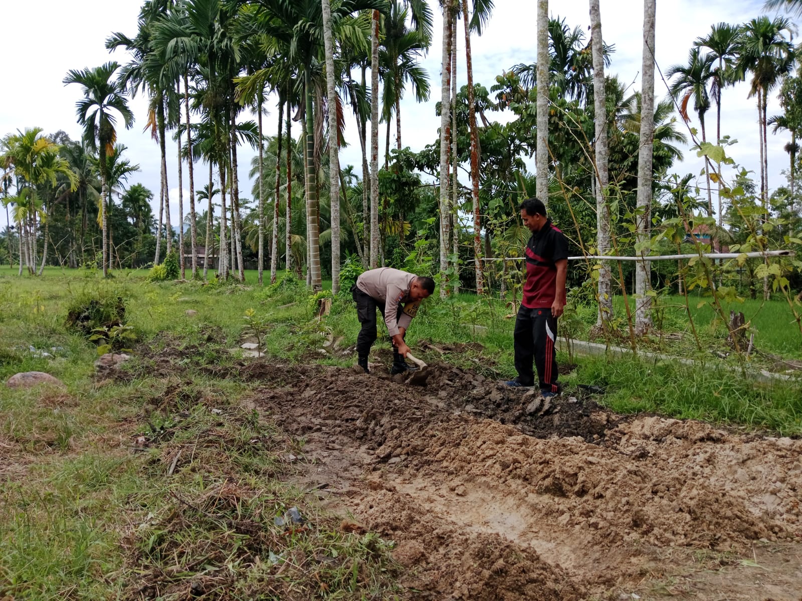 Bhabinkamtibmas Nagari Ganggo Mudiak Sambangi Masyarakat Ajak Manfaatkan lahan 