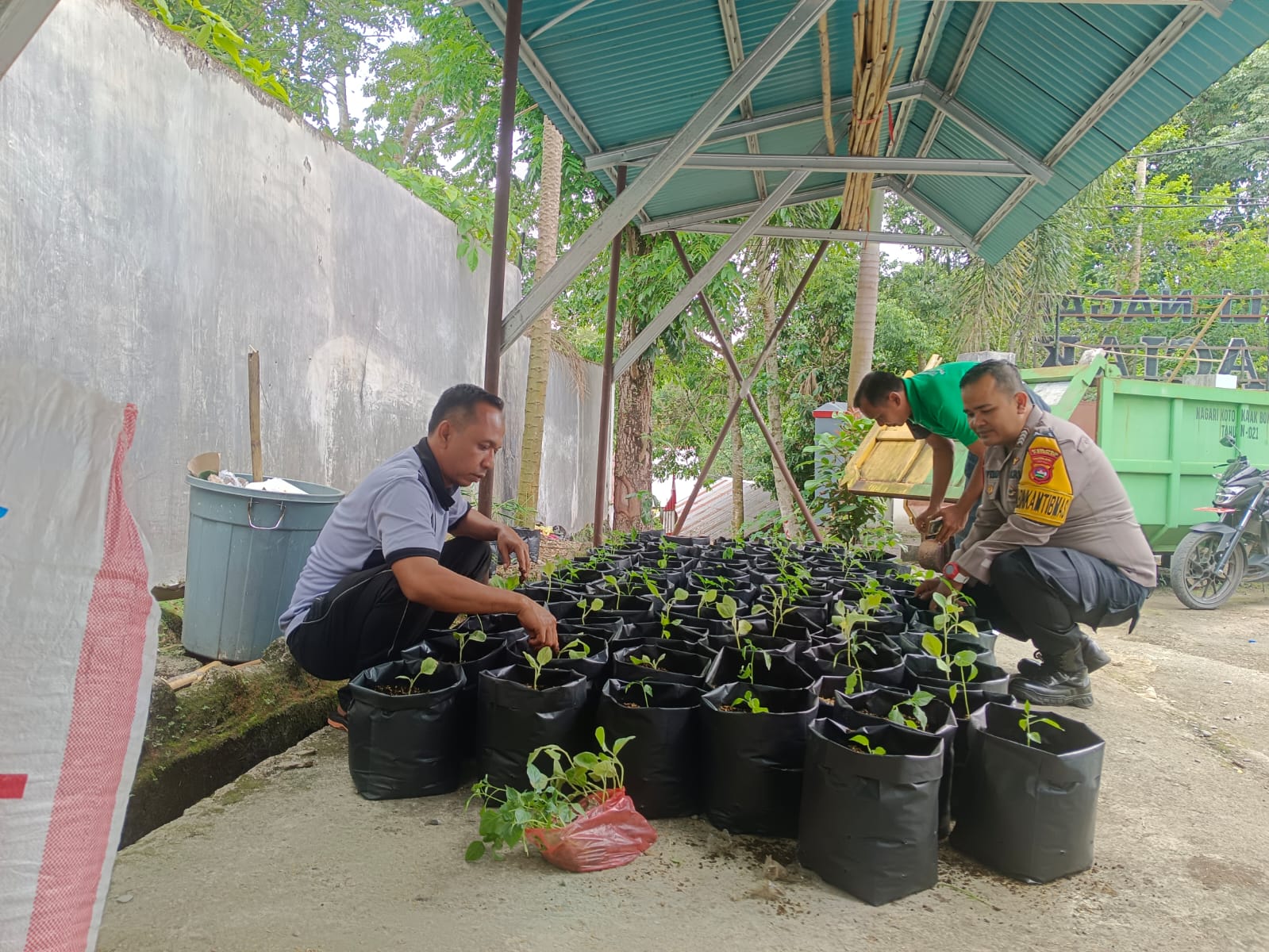 Bhabinkamtibmas Nagari Koto Kaciak Ajak Masyarakat Manfaatkan lahan pekarangan