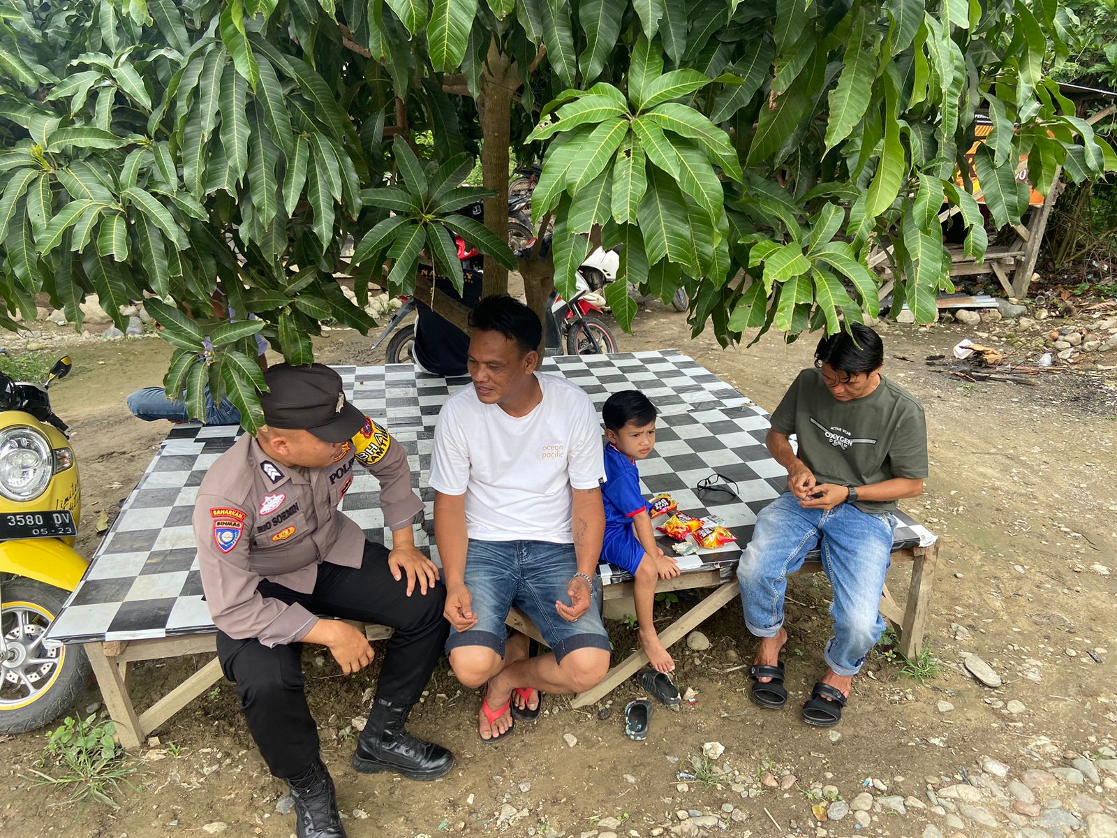 Bhabinkamtibmas  Sambangi Warga Nagari Padang Gelugur Dalam Rangka HARKAMTIBMAS.