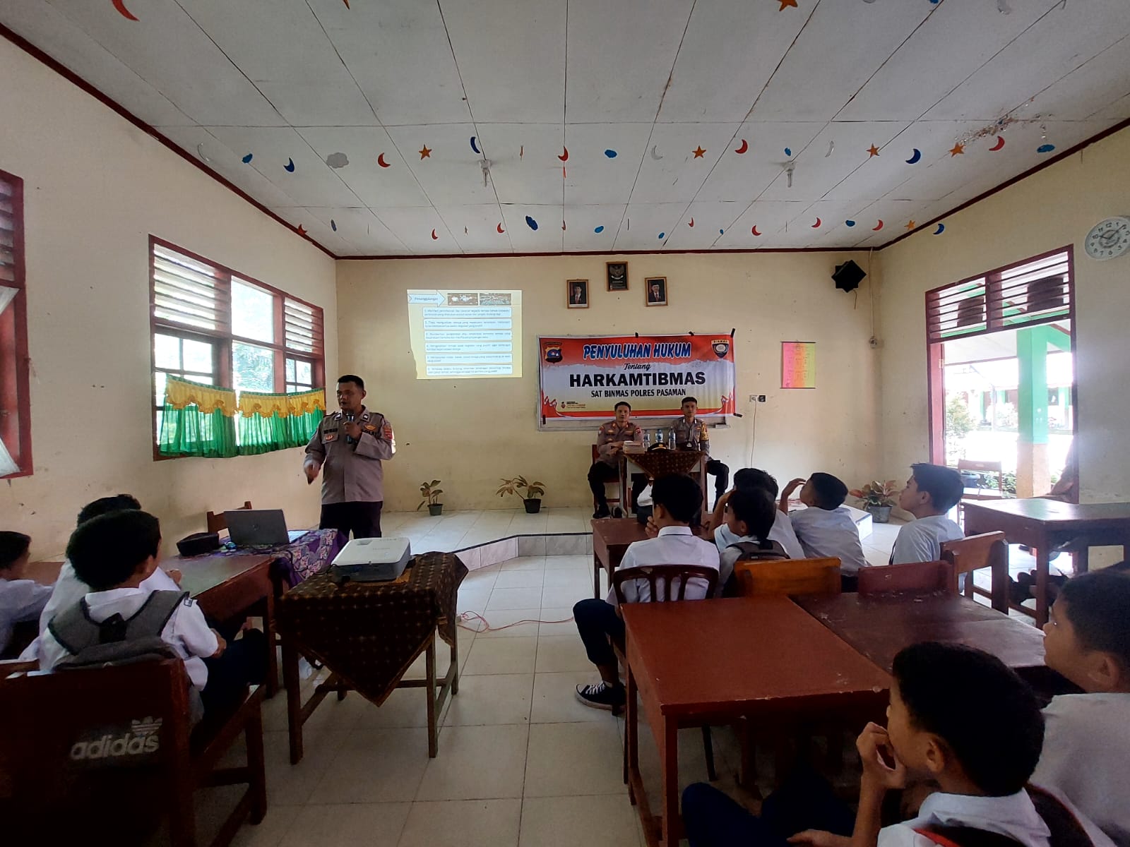 Bhabinkamtibmas Nagari Sundata Hadiri Penyuluhan Narkoba Di SMPN 4 Lubuk Sikaping 