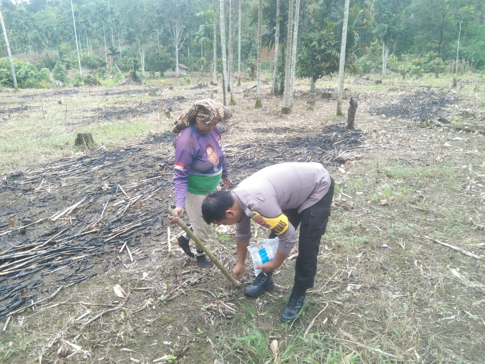 Bhabinkamtibmas Nagari Tanjung Betung menyambangi  Masyarakat Kauman selatan Melaksanakan Penanaman jagung 