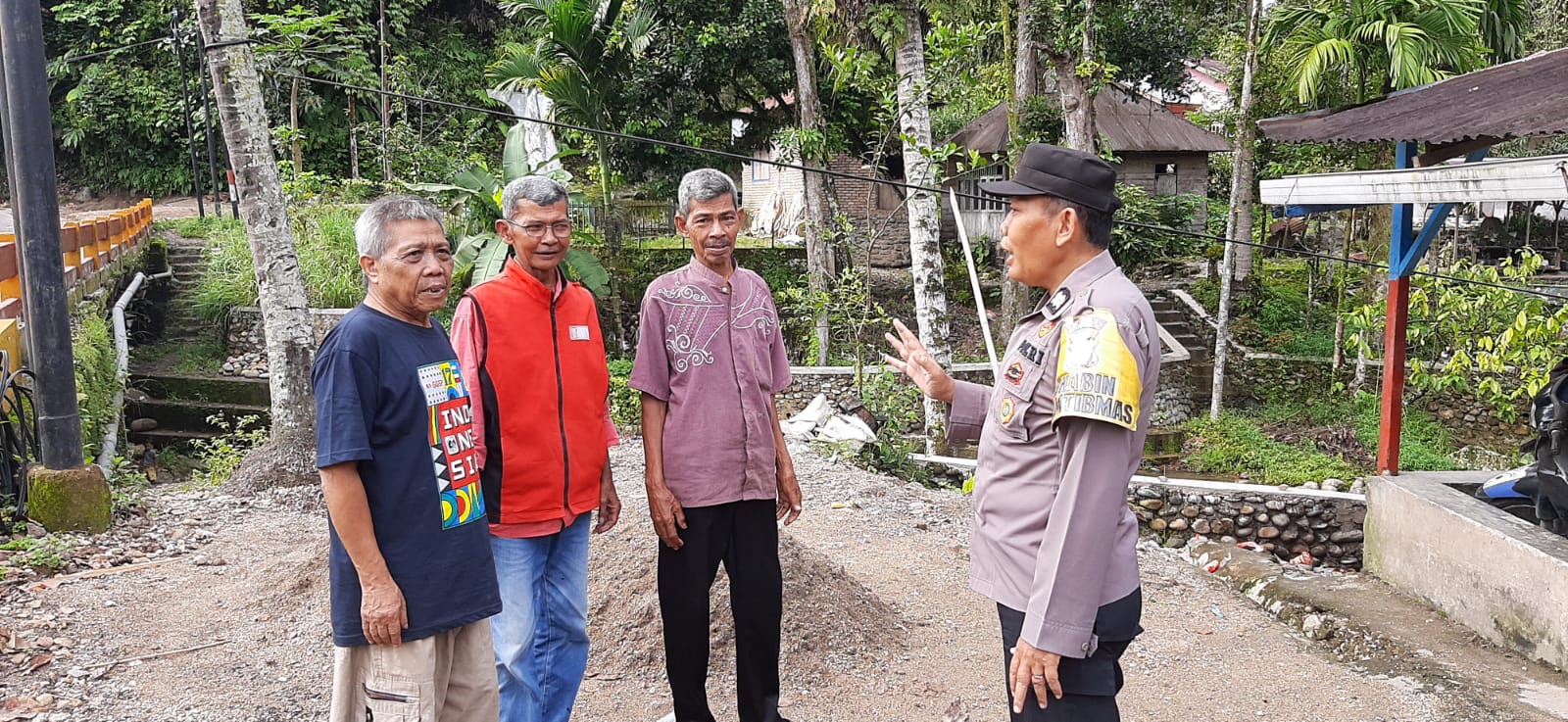 Bhabinkamtibmas Nagari Ganggo Hilia Mensosialisasikan Penerimaan Anggota Polri tahun 2025
