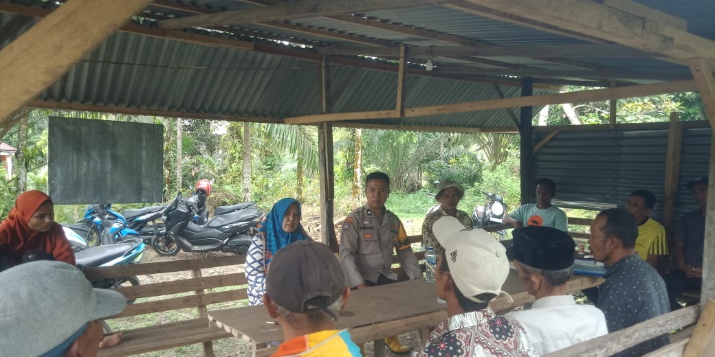 Bhabinkamtibmas  Sambangi Kelompok Tani di Jorong Parit Batu