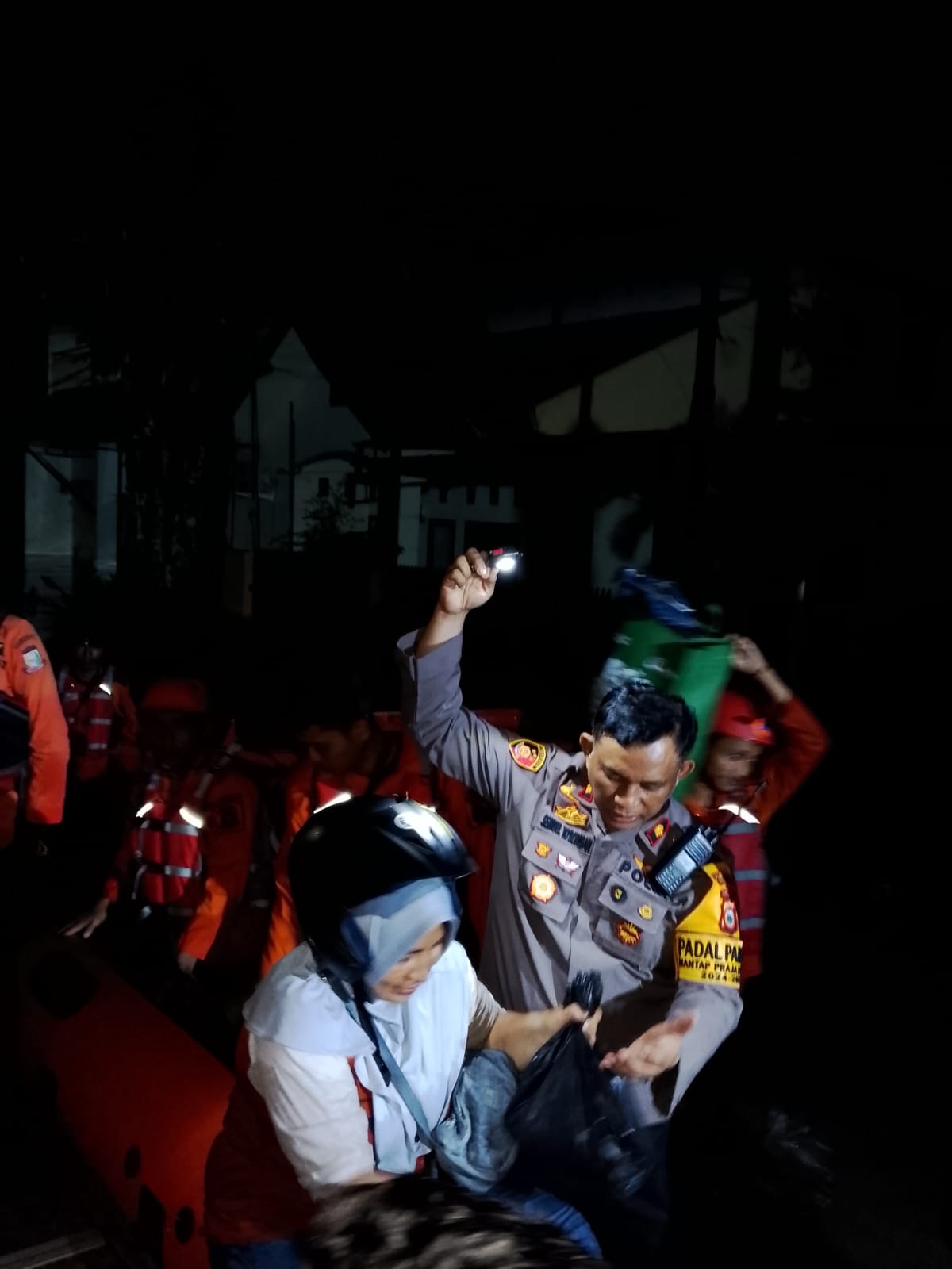 Polri Gerak Cepat Evakuasi Korban Banjir di Empat Kelurahan Kota Makassar