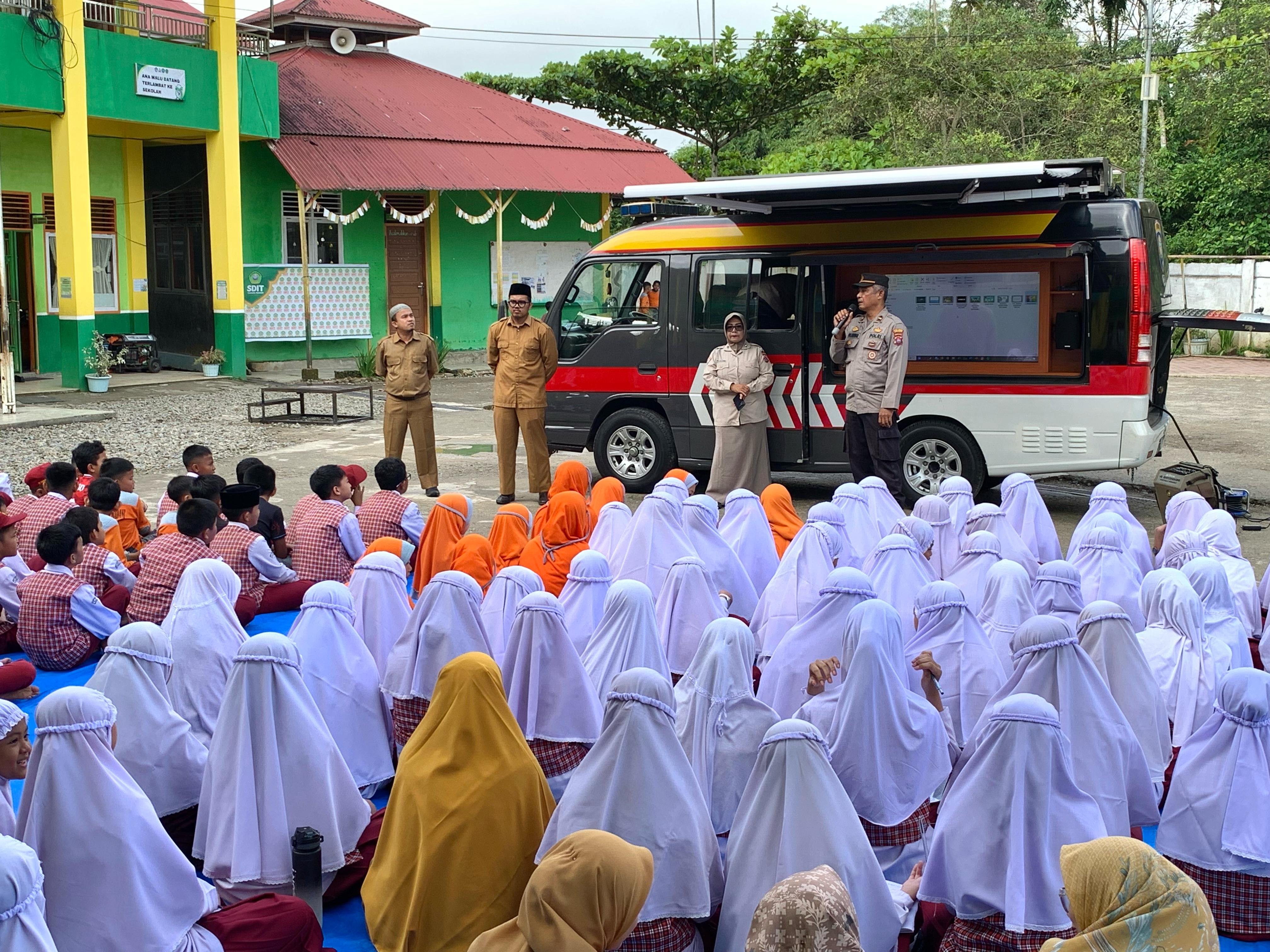 Kasat Binmas AKP TIRTO EDHI P, S.H.  dan  Jajaran Sat Binmas Polres Pasaman Sambangi  SD IT Cahaya Madani  Lubuk Sikaping