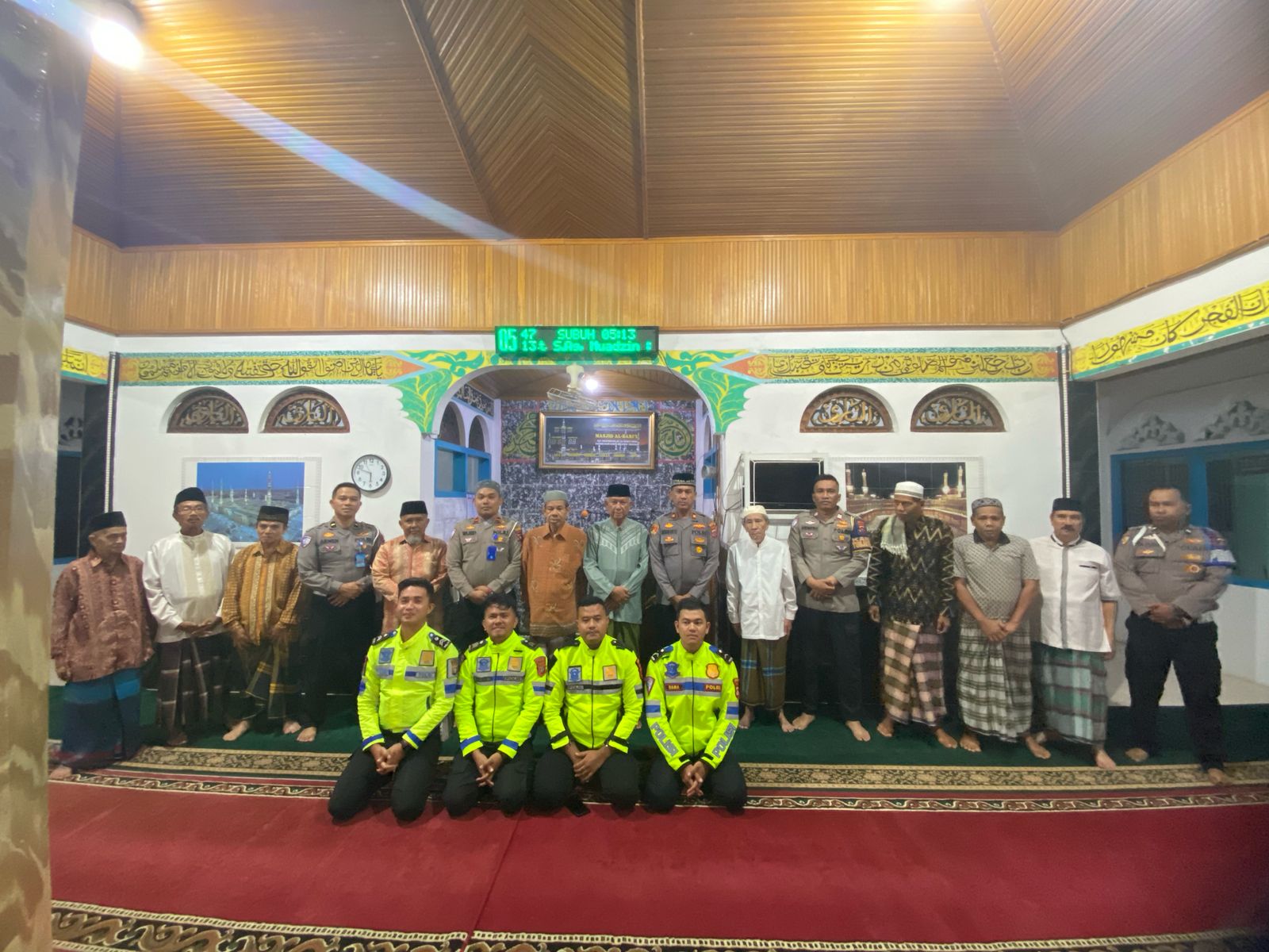 Personel Polres Pasaman Di Mesjid Albari’u Melaksanakan  Gerakan Sholat Subuh Berjama'ah (GSSB)  Bersana Masyarakat