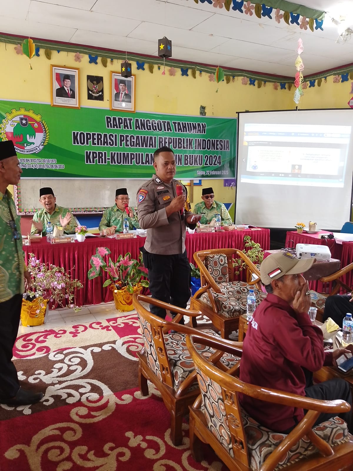 Bhabinkamtibmas Nagari Ganggo Mudiak menghadiri undangan dari KPRI dalam rangka RAT tahunan