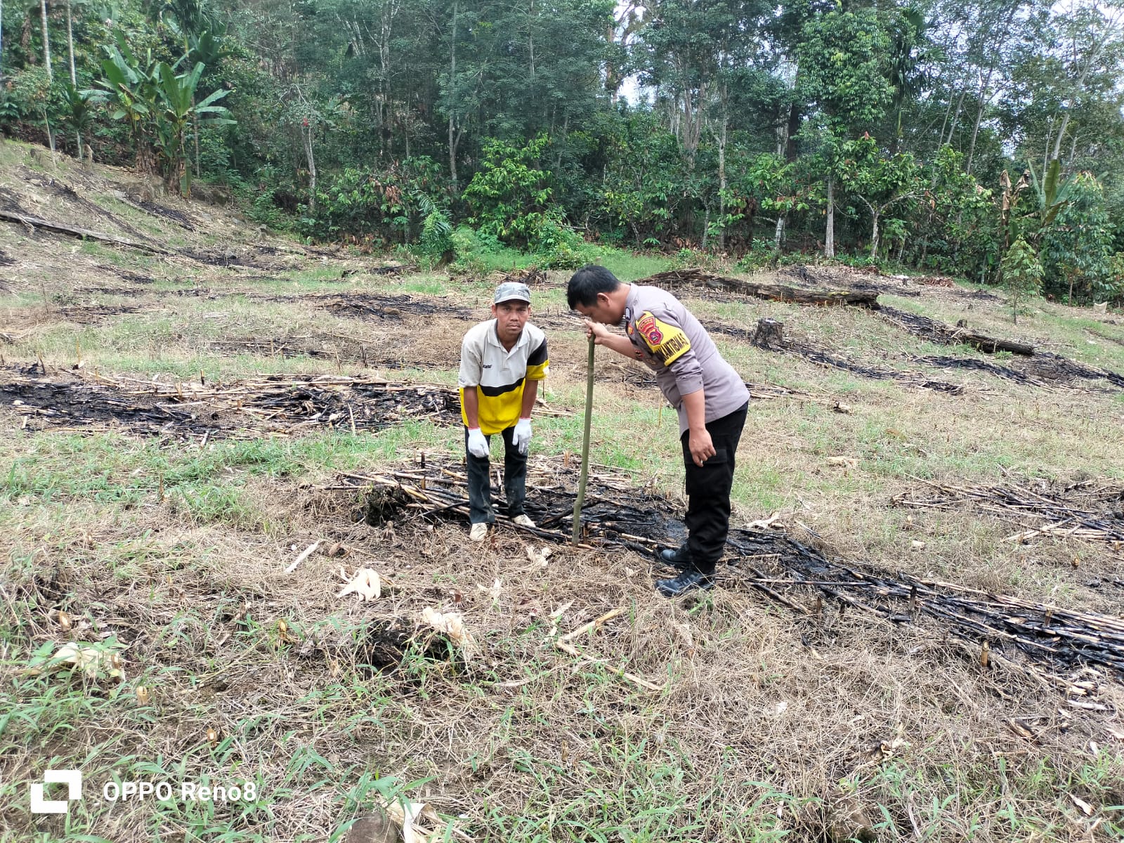 Bhabinkamtibmas Nagari Tanjung Betung Mengajak masyarakat untuk memanfaatkan lahan tidur dan lahan kosong