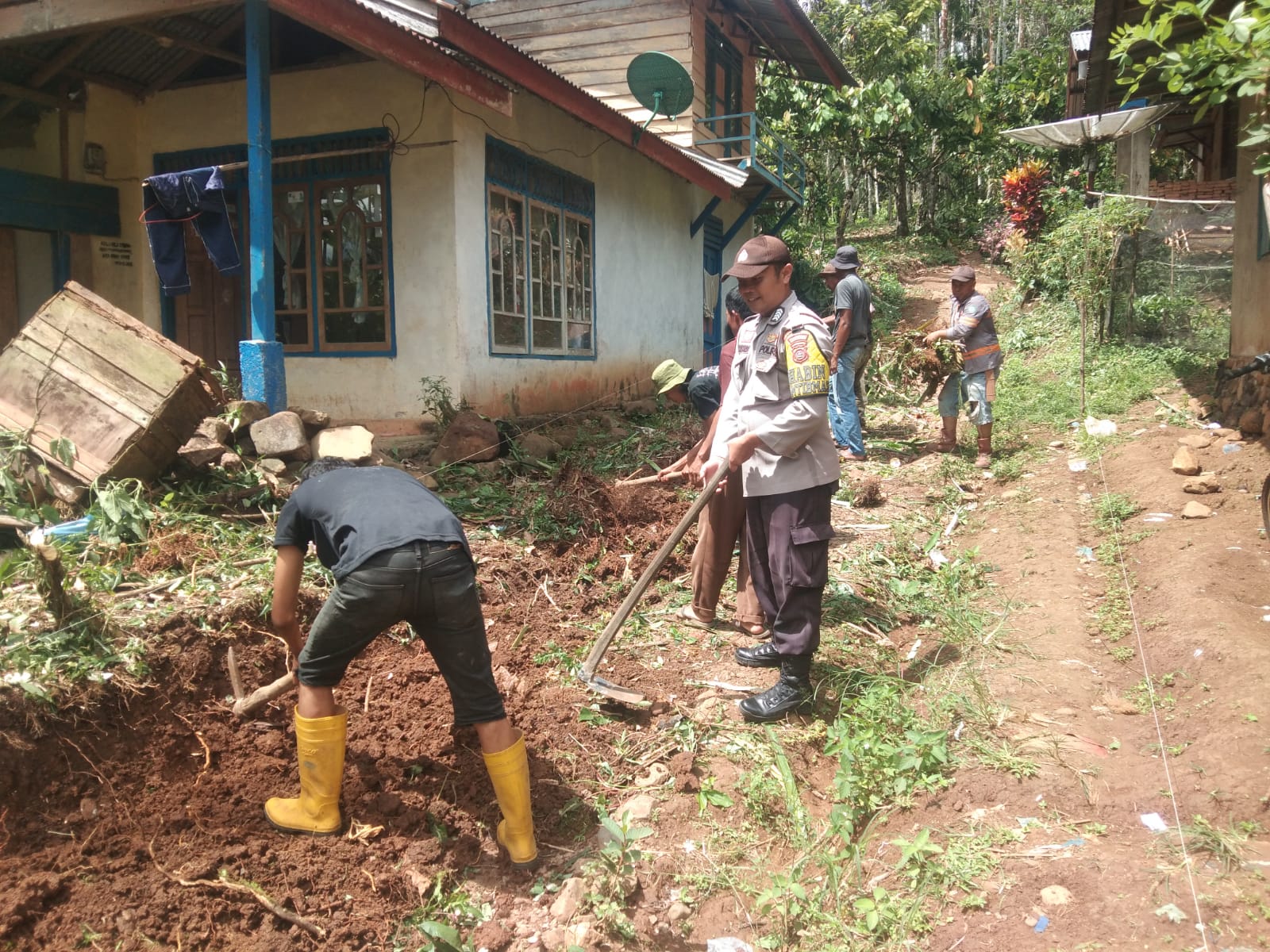 Personil Polsek lubuk Sikaping  Gotong Royong Bersama Warga Masyarakat