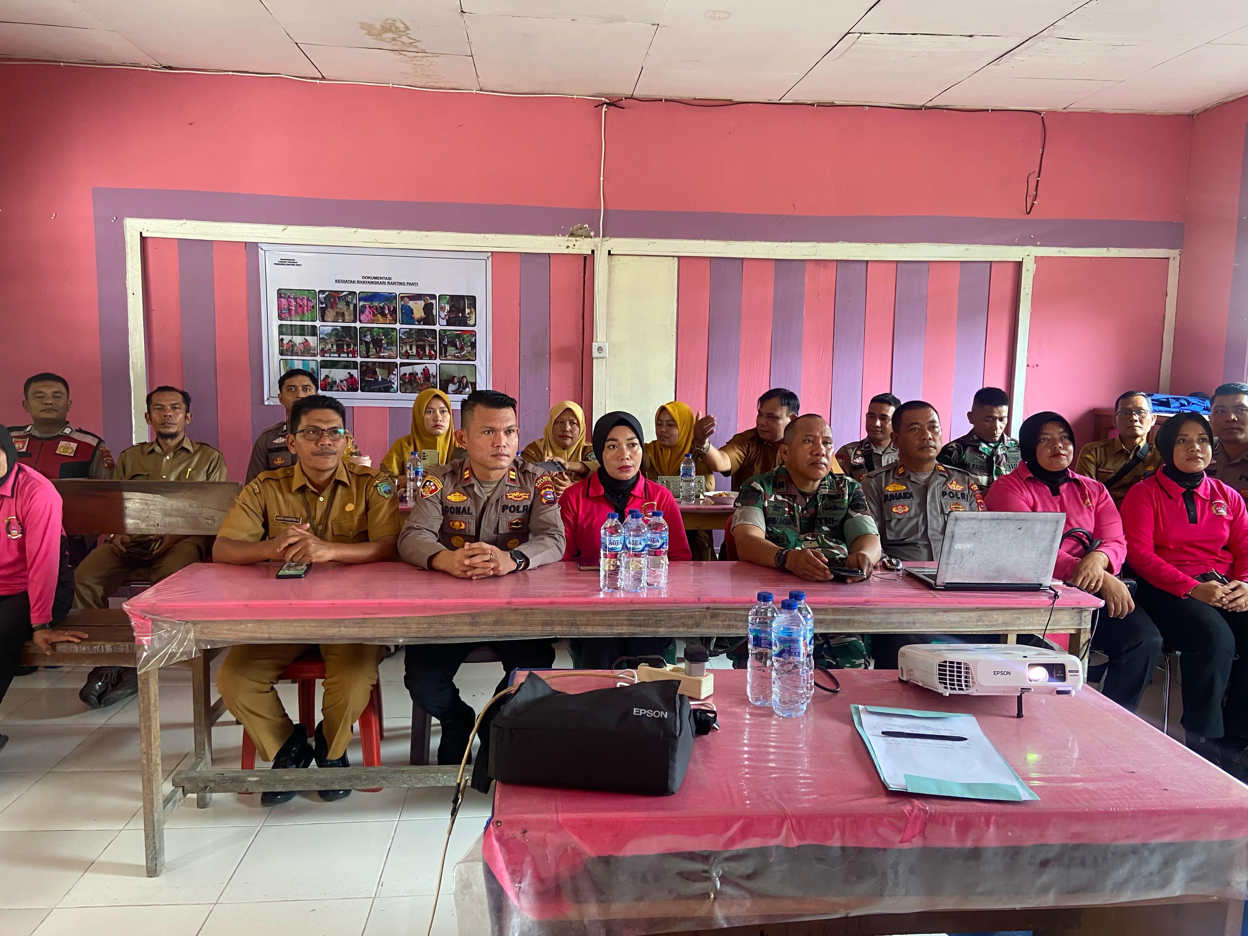 Kapolsek Panti Bersama Muspika Mengikuti Live YouTube Streaming Lunching Penguatan Program Perkarangan Pangan Lestari