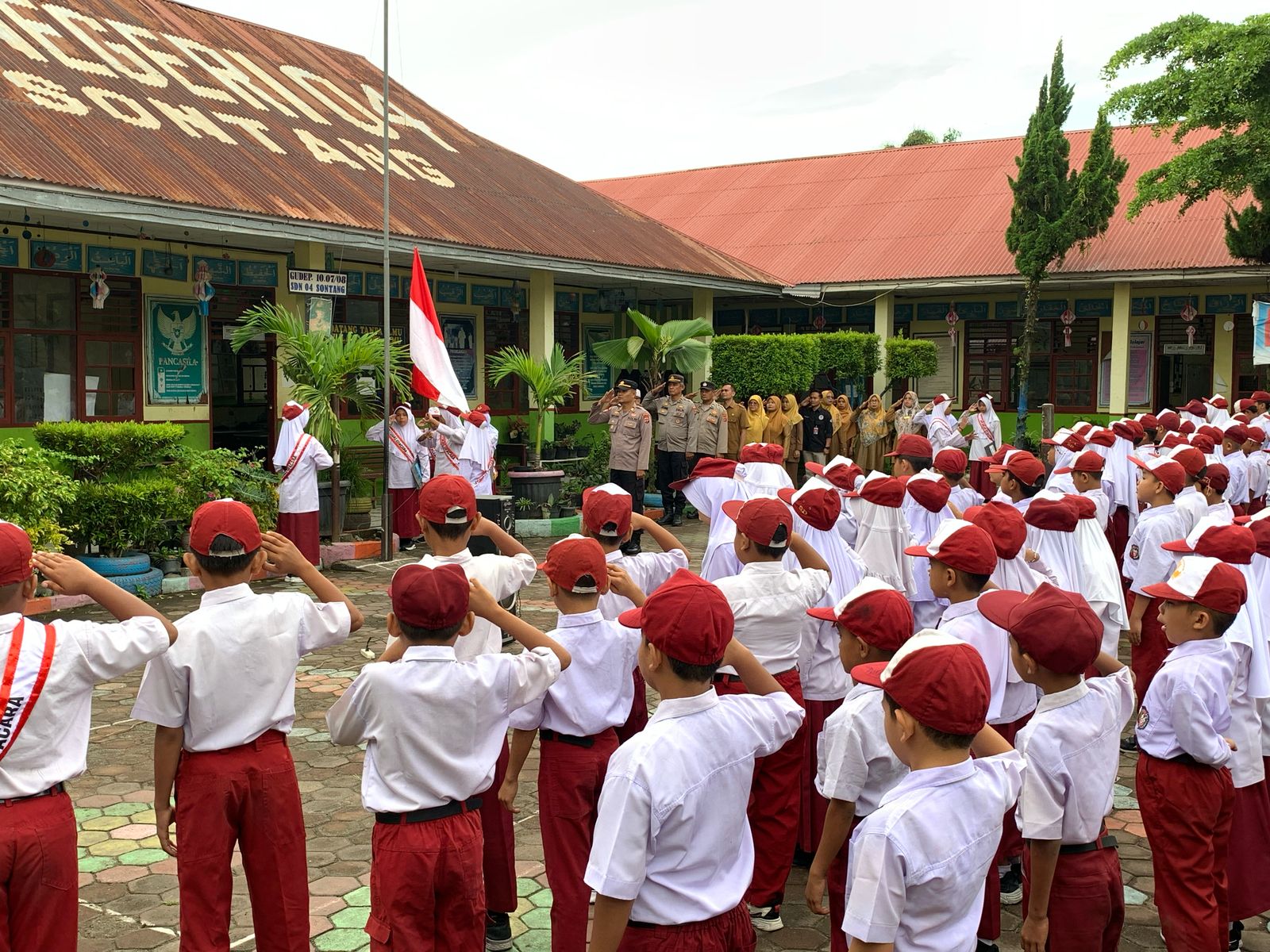 Kasat Binmas Polres Pasaman Beserta Jajaran Sat Binmas Sambang dan silaturahmi dengan pelajar sekolah dasar.