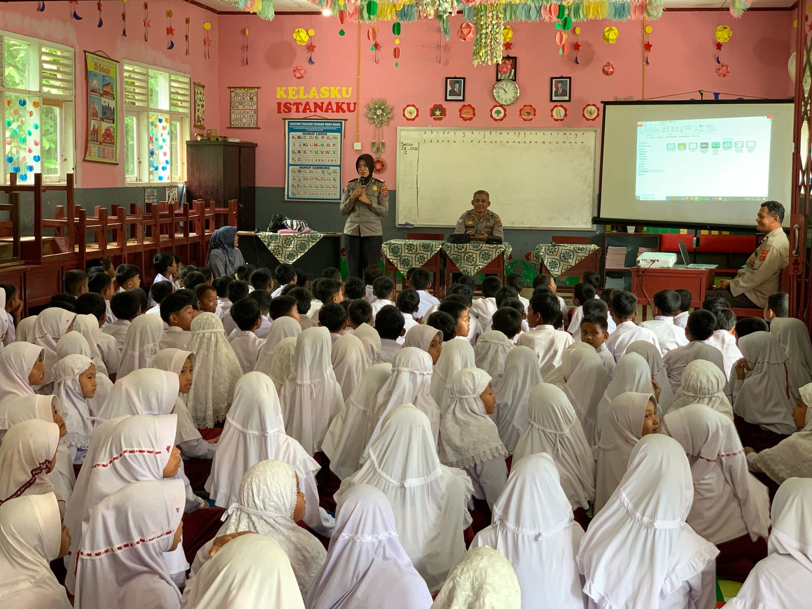 Kasat Binmas Polres Pasaman dan  Jajaran Penyuluhan di SDN 17 Sei Pandahan Kec Lubuk Sikaping